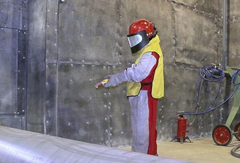 Limpieza con arena y granallado de piezas industriales metálicas en Bogotá, Colombia. Sandblasting Colombia SAS.