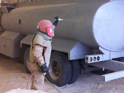 Sandblasting y granallado de maquinaria pesada y carro tanques en Bogotá, Colombia. Sandblasting Colombia SAS.