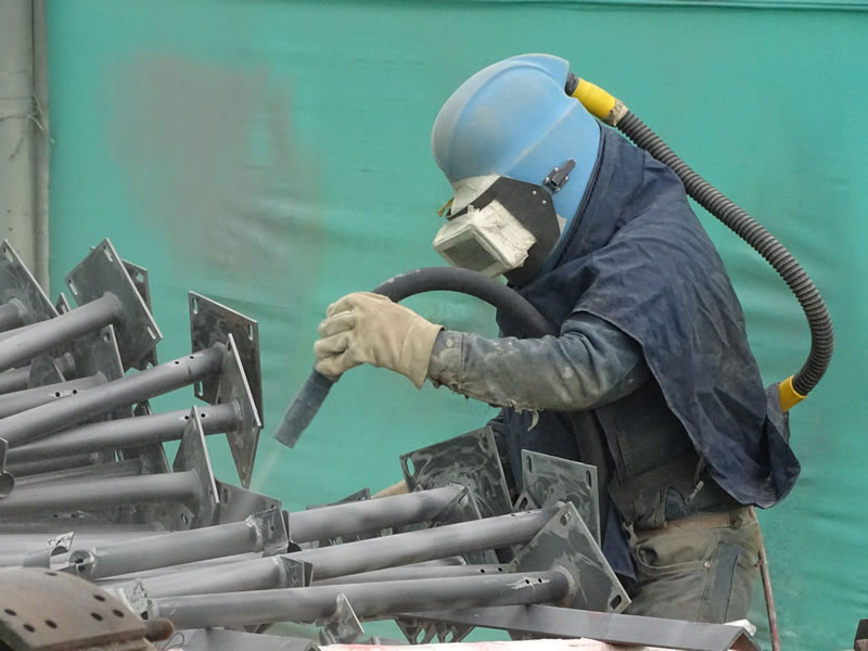 Chorreado de arena para la limpieza industrial de estructuras metálicas en Bogotá, Colombia. Sandblasting Colombia SAS.