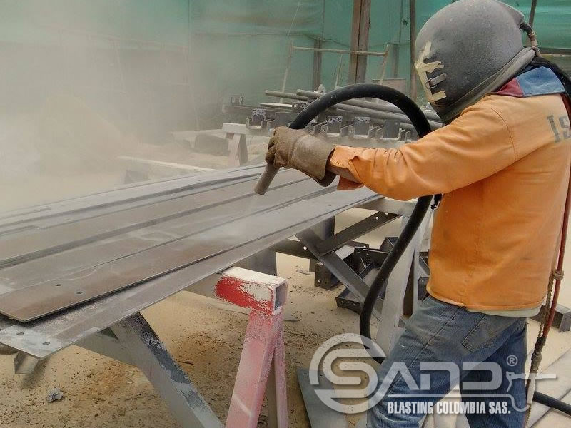 Samblasteado en metal estructural y chorreado de arena en Bogotá, Colombia. Sandblasting Colombia SAS.
