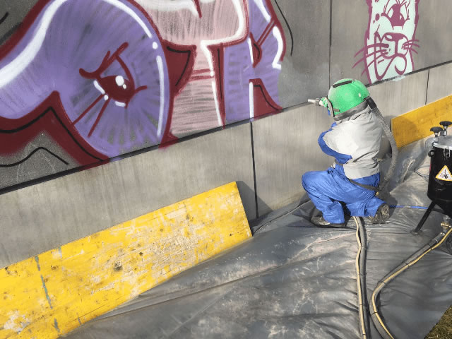 Chorro de arena y sanblasteo de graffitis de muros y eliminación de pintura de paredes de casas y edificios en Bogotá, Colombia. Sandblasting Colombia SAS.