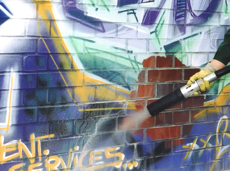 Limpieza con chorro abrasivo para quitar pintura y eliminar graffitis de muros y paredes en Bogotá, Colombia. Sandblasting Colombia SAS.