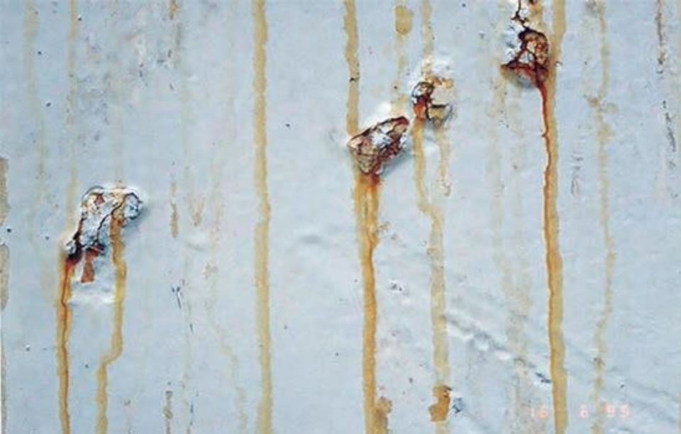 Falla o defecto de manchado de óxido en pintura y acabados industriales en Bogotá, Colombia. Sandblasting Colombia SAS.
