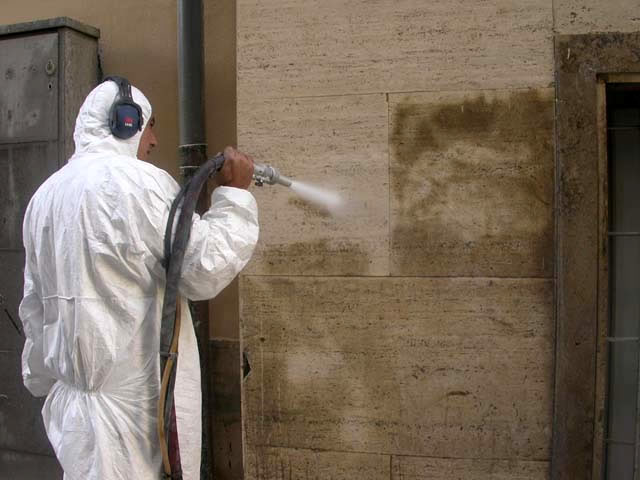 Arena a presión para quitar pintura de muros y fachadas de casas y edificios en Bogotá, Colombia. Sandblasting Colombia SAS.
